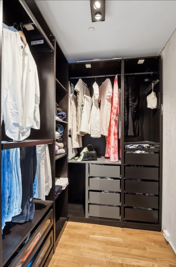 Bod omgjort til walk-in garderobe.